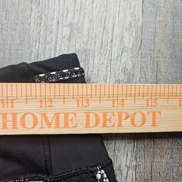 Lululemon Real Quick Short Size 4 Black and White Lined - Picture 8 of 10